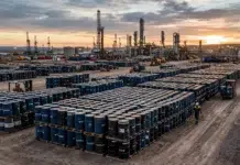 El crudo Brent frena la baja de nafta en Argentina Barriles de petróleo - Foto: Generada con IA