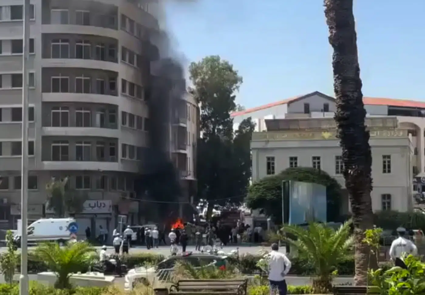 Dos bombas caseras explotan junto al hotel de Emmanuel Macron Dos bombas caseras explotan junto al hotel de Emmanuel Macron