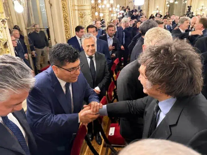 La anatomía de la sumisión. Por qué “el apretón de guante” de Vidal a Milei es un ruego de supervivencia política - Foto: Prensa de Gobierno