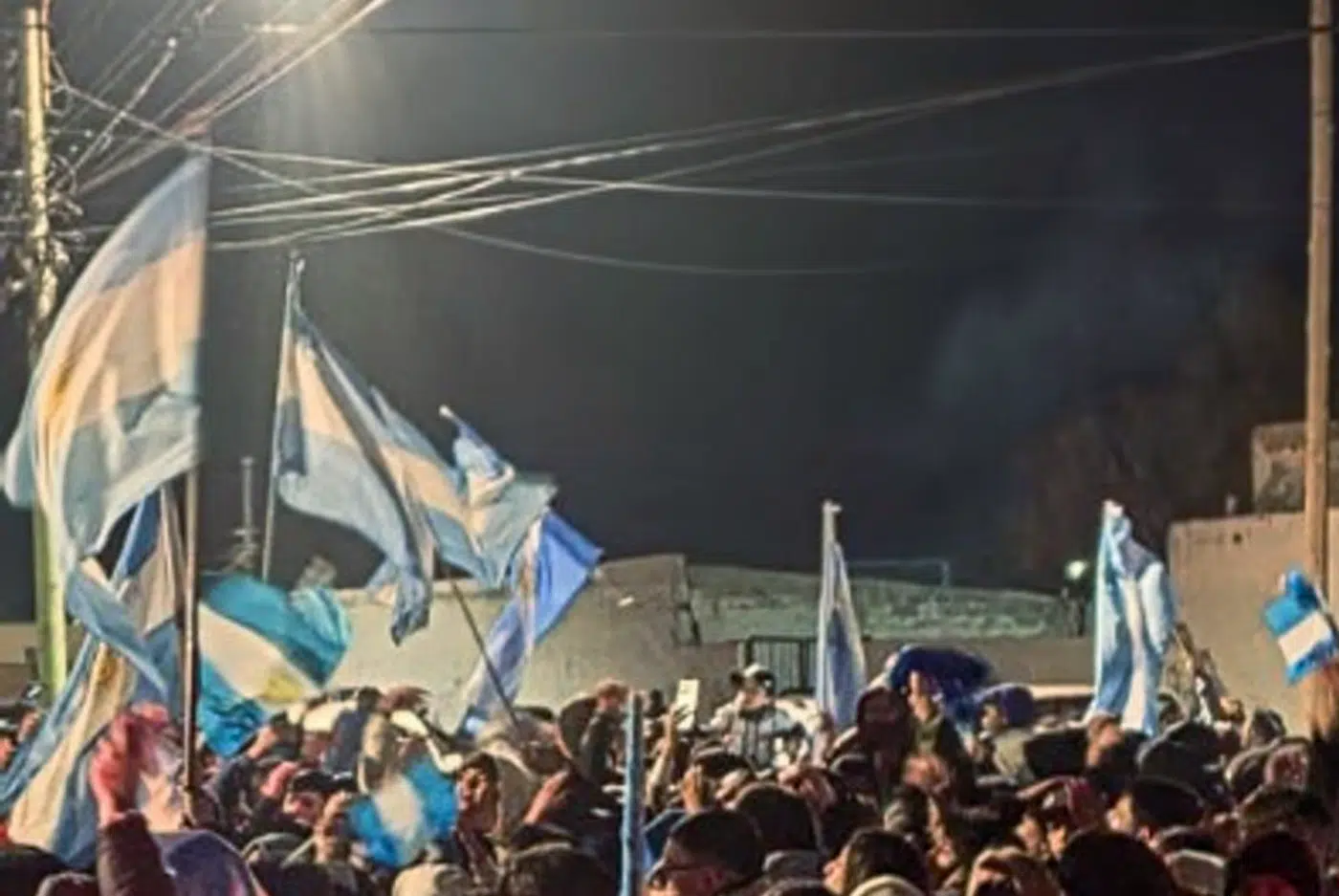 Un nene cayó de un auto en movimiento en los festejos del triunfo de Argentina Un nene cayó de un auto en movimiento en los festejos del triunfo de Argentina