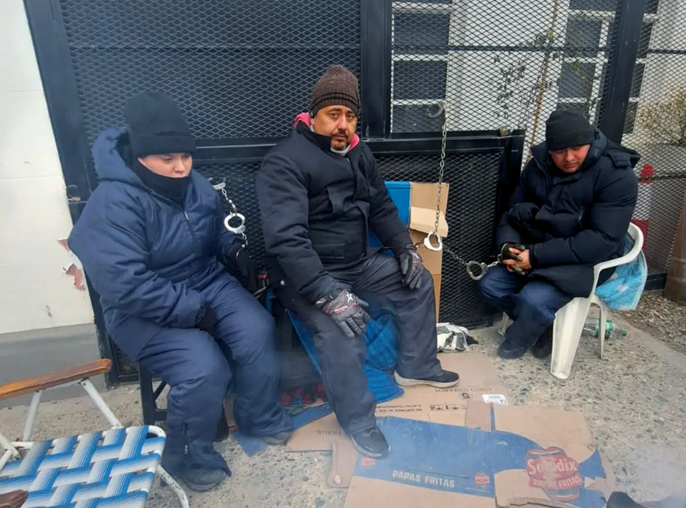 Profundizando las medidas de protestas, policías se encadenan en la verja de la casa de gobierno Profundizando las medidas de protestas, policías se encadenan en la verja de la casa de gobierno
