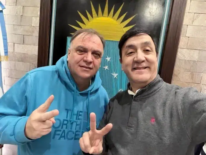 La foto política del abrazo entre Pablo Grasso y Javier Belloni