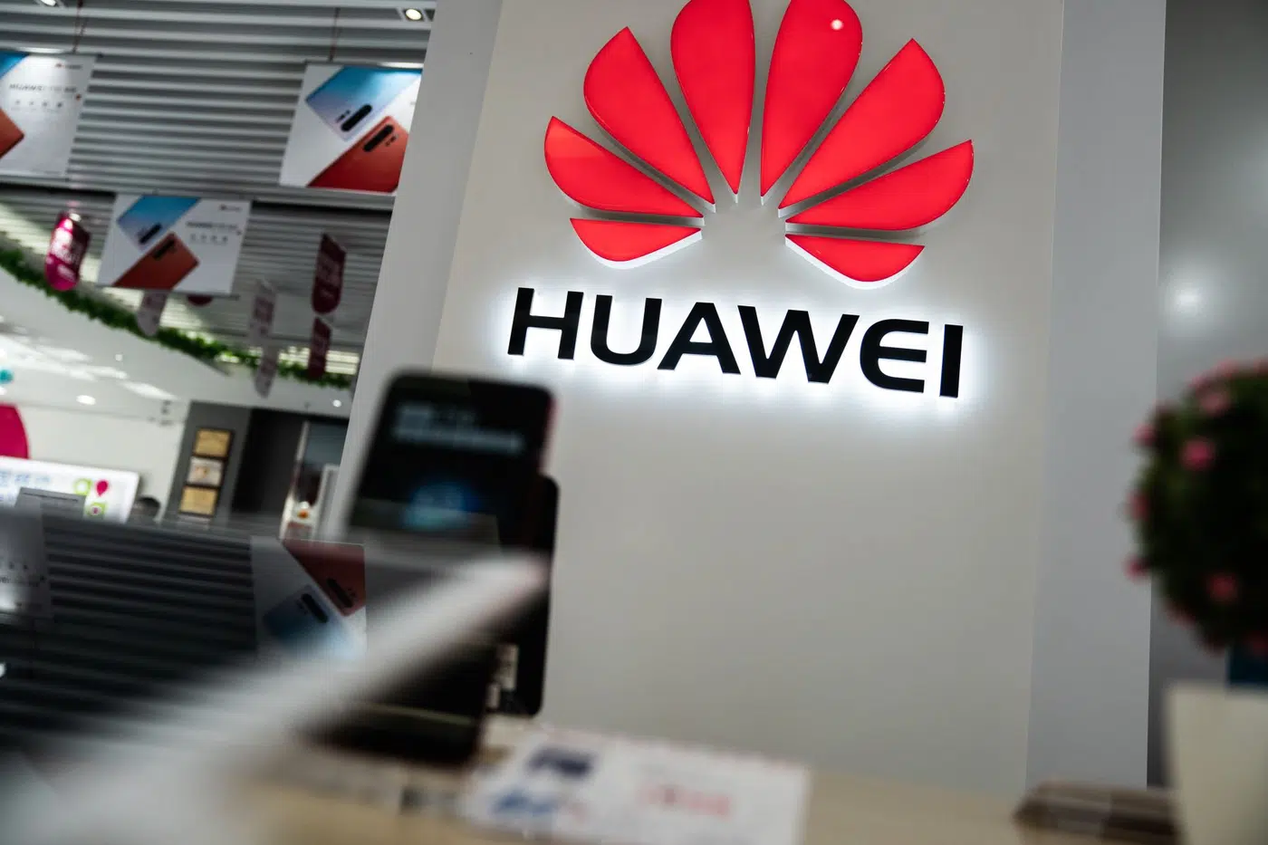 La Embajada de China acusó a Estados Unidos de bloquear acuerdos con Huawei