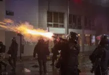 Identifican a un jefe policial de civil armado en la marcha al Congreso Identifican a un jefe policial de civil armado en la marcha al Congreso - Foto: NA