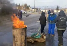 Municipales cortaron accesos a Río Turbio por reclamos salariales Municipales cortaron accesos a Río Turbio por reclamos salariales