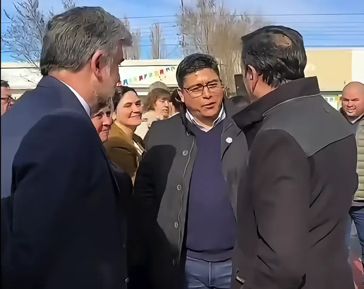 Claudio Vidal junto a Pablo Grasso ante la atenta mirada del Intendente de Puerto San Julián -