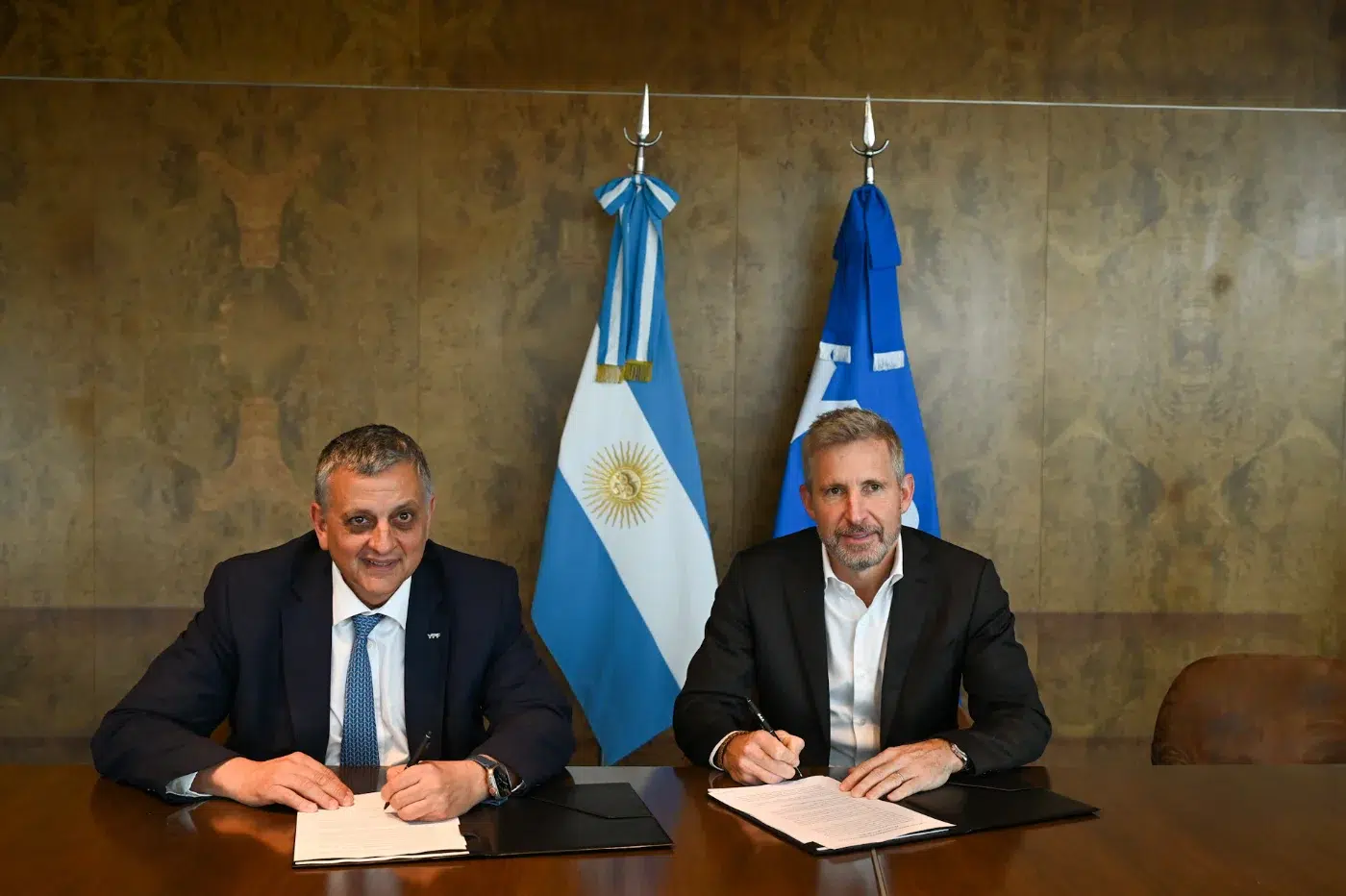 Frigerio e YPF acuerdan lazos logísticos con Vaca Muerta Frigerio e YPF acuerdan lazos logísticos con Vaca Muerta