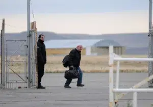 Osvaldo Sanfelice con bolsos en la mano en el aeropuerto de Río Gallegos - Foto: OPI Santa Cruz/Francisco Muñoz Osvaldo Sanfelice con bolsos en la mano en el aeropuerto de Río Gallegos - Foto: OPI Santa Cruz/Francisco Muñoz