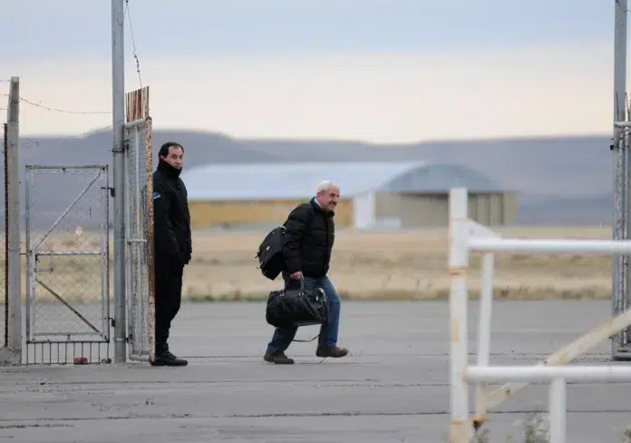 Osvaldo Sanfelice con bolsos en la mano en el aeropuerto de Río Gallegos - Foto: OPI Santa Cruz/Francisco Muñoz Osvaldo Sanfelice con bolsos en la mano en el aeropuerto de Río Gallegos - Foto: OPI Santa Cruz/Francisco Muñoz