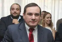 El juez Carlos Albarracín juró antes de ser aprobado. Tenemos la prueba del fraude legislativo. Boffi, Barrientos y Martínez ¿Cuánto vale cambiar un voto de un día para el otro? El juez Carlos Albarracín juró antes de ser aprobado - Foto: Prensa de Gobierno
