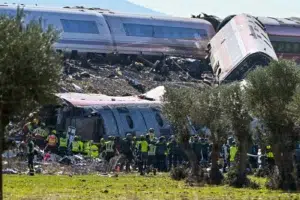 Choque de trenes en España al menos 64 muertos Choque de trenes en España al menos 64 muertos