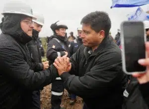 Santa Cruz y la maldición de los recursos. Una provincia rica habitada por pobres. Oro y petróleo para pocos, pobreza estructural para la mayoría Santa Cruz y la maldición de los recursos. Una provincia rica habitada por pobres. Oro y petróleo para pocos, pobreza estructural para la mayoría