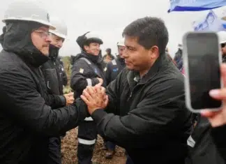 Santa Cruz y la maldición de los recursos. Una provincia rica habitada por pobres. Oro y petróleo para pocos, pobreza estructural para la mayoría Santa Cruz y la maldición de los recursos. Una provincia rica habitada por pobres. Oro y petróleo para pocos, pobreza estructural para la mayoría