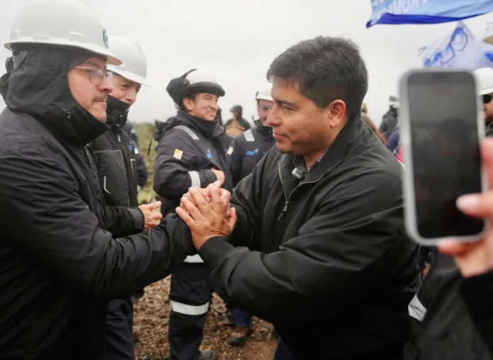 Santa Cruz y la maldición de los recursos. Una provincia rica habitada por pobres. Oro y petróleo para pocos, pobreza estructural para la mayoría Santa Cruz y la maldición de los recursos. Una provincia rica habitada por pobres. Oro y petróleo para pocos, pobreza estructural para la mayoría