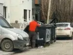 Una persona busca comida en un contenedor de basura en El Calafate - Una persona busca comida en un contenedor de basura en El Calafate -