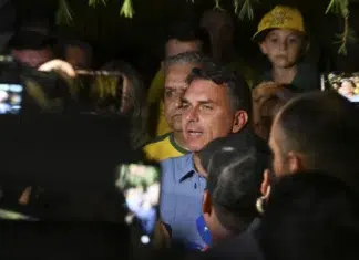 Flávio Bolsonaro huyó a Estados Unidos tras su derrota Flávio Bolsonaro agradeció el saludo de Javier Milei - Foto: NA