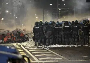 Emmanuel Macron ordena reforzar la seguridad tras disturbios - Foto: NA Emmanuel Macron ordena reforzar la seguridad tras disturbios - Foto: NA