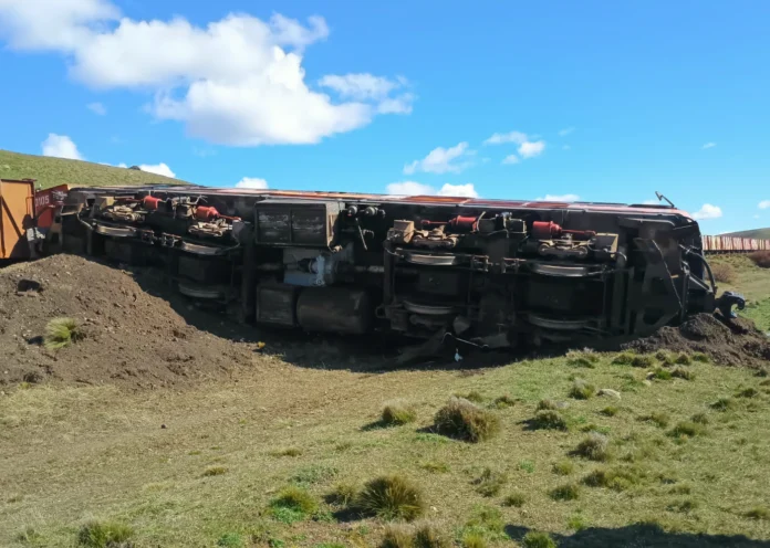 ¡Último momento! Grave accidente de una locomotora en cercanías de Río Gallegos. Mientras Gordillo vuelca fondos y personal en Fitz Roy, desinvierte en YCRT ¡Último momento! Grave accidente de una locomotora en cercanías de Río Gallegos. Mientras Gordillo vuelca fondos y personal en Fitz Roy, desinvierte en YCRT