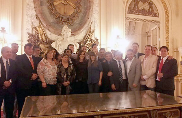 Diputados y algunos intendentes junto a la Presidenta Cristina Fernández de Kirchner - Foto: Prensa Cámara de Diputados