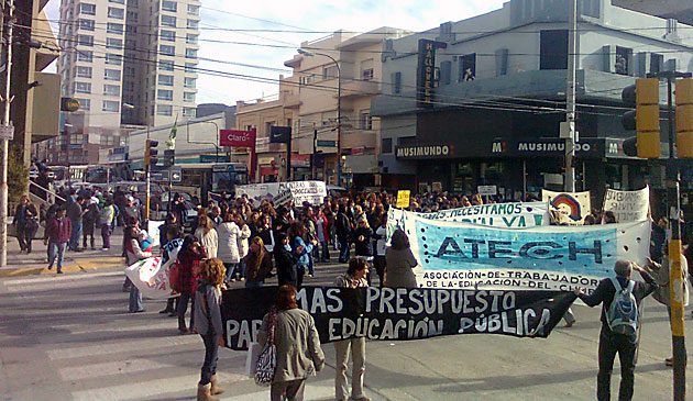 Los docentes de Chubut nucleados en Atech manifestándose por salarios- Foto archivo: OPI Chubut