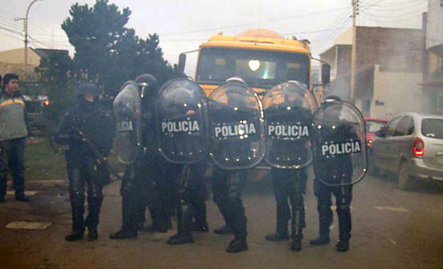 La policía de la provincia de Santa Cruz avanza contra con los trabajadores municipales