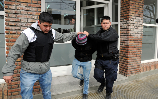 Un detenido en el Ministerio de Salud de la provincia en la calle Perito Moreno - Foto: OPI Santa Cruz/Francisco Muñoz