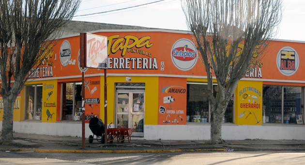 La pinturería Tapa en la esquina de Zapiola y Velez Sarfield - Foto: OPI Santa Cruz/Francisco Muñoz