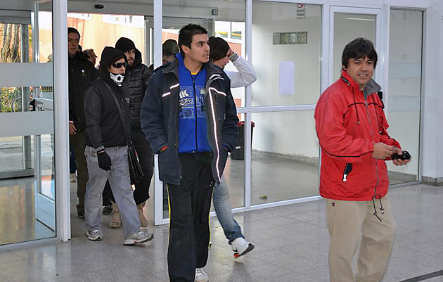 Raúl Gómez ingresa al Hospital de Río Gallegos acompañado por sus militantes - Foto: OPI Santa Cruz