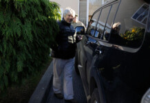 Retrasan pagos de sueldos en las empresas del grupo de Lázaro Báez El empresario Lázaro Báez sube a su camioneta fuera de su casa en la calle Villarino en Río Gallegos - Foto: OPI Santa Cruz/Francisco Muñoz