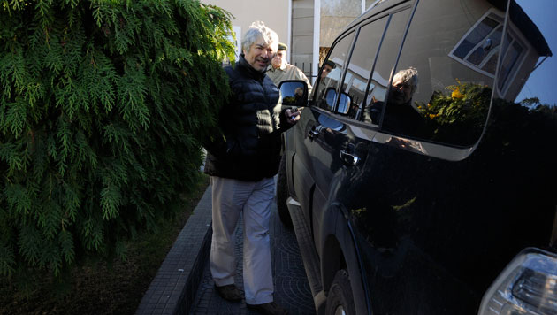 El empresario Lázaro Báez sube a su camioneta fuera de su casa en la calle Villarino en Río Gallegos - Foto: OPI Santa Cruz/Francisco Muñoz
