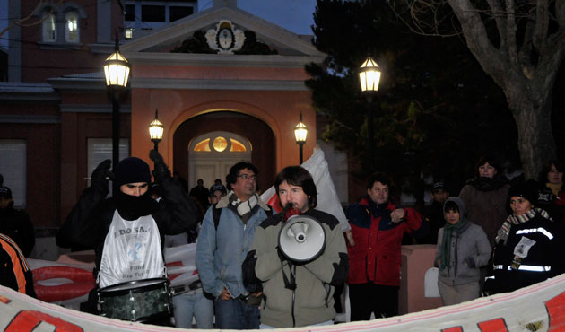 Pedro Muñoz frente a casa de gobierno en una de las movilizaciones docentes – Foto archivo: OPI Santa Cruz/Francisco Muñoz