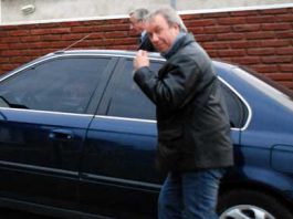 Daniel Peralta junto a Néstor Kirchner ingresan a la casa de familia Kirchner en Río Gallegos - Foto: OPI Santa Cruz/Francisco Muñoz