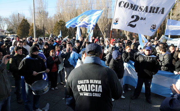 Hoy los policías frente a la Jefatura de Policía - Foto: OPI Santa Cruz/OPI Santa Cruz