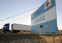 Obra pública en Santa Cruz Los carteles de obras viales nacionales en las rutas de Santa Cruz - Foto: OPI Santa Cruz/Francisco Muñoz