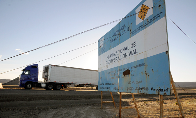 Los carteles de obras viales nacionales en las rutas de Santa Cruz - Foto: OPI Santa Cruz/Francisco Muñoz